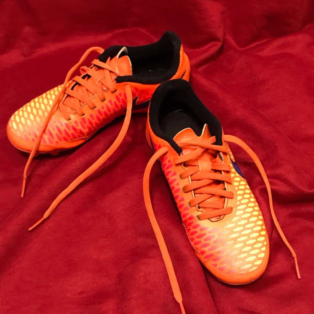 NIKE Kid’s Cleats, 1.5Y, Magista